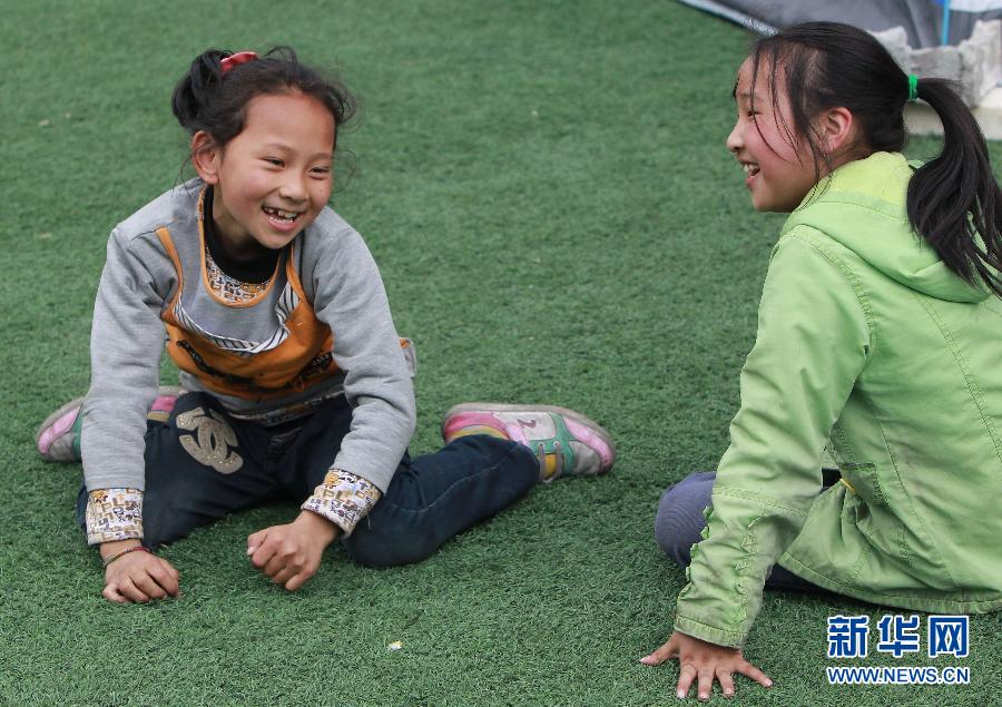 震區(qū)孩子無邪笑容致敬救援團(tuán)隊(duì)