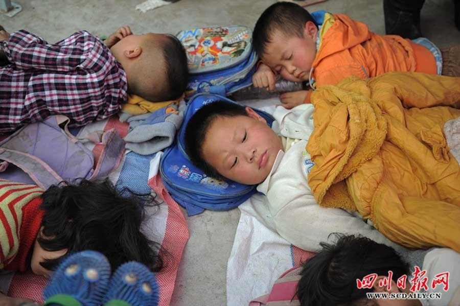 震區(qū)孩子無邪笑容致敬救援團(tuán)隊(duì)