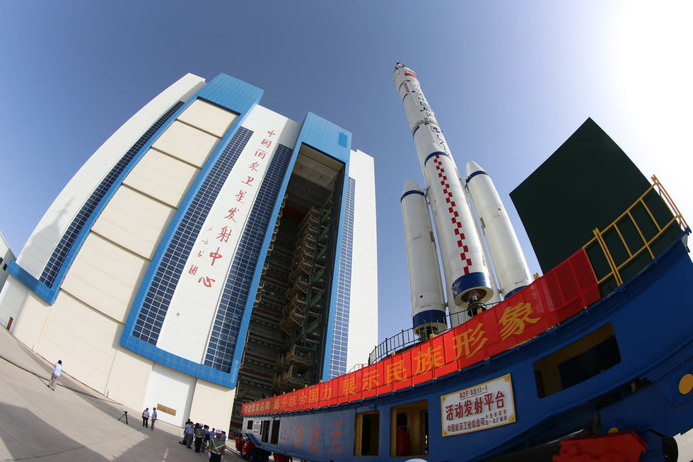 高清：神舟十號(hào)箭船組合體轉(zhuǎn)運(yùn)至發(fā)射塔架