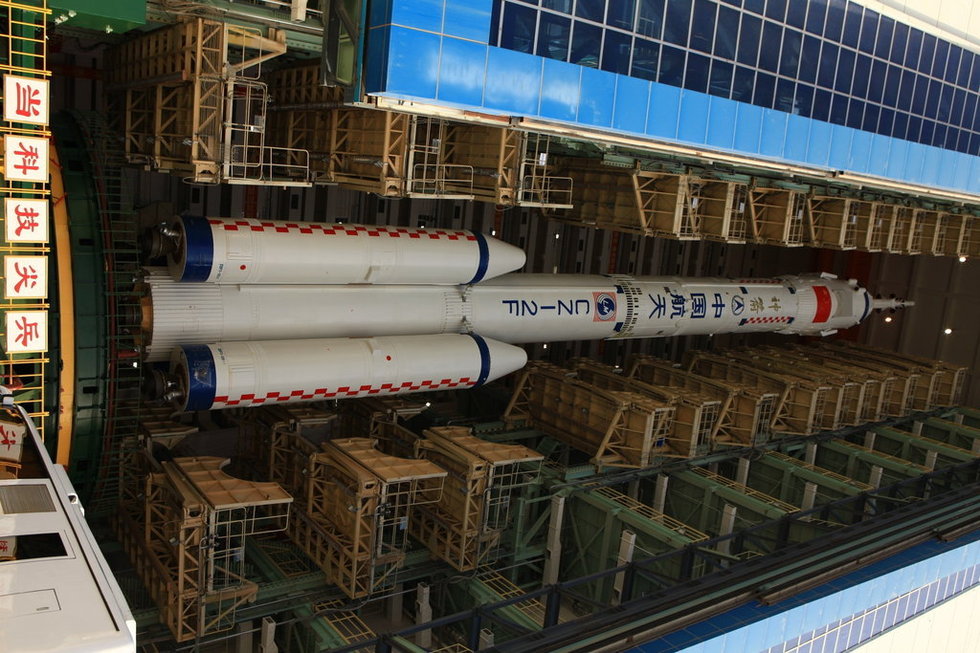 高清：神舟十號(hào)箭船組合體轉(zhuǎn)運(yùn)至發(fā)射塔架