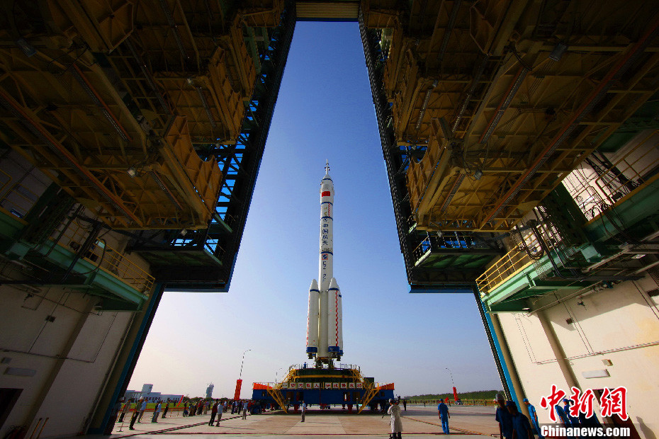 神舟十號飛船轉(zhuǎn)運(yùn)至發(fā)射區(qū)(高清)