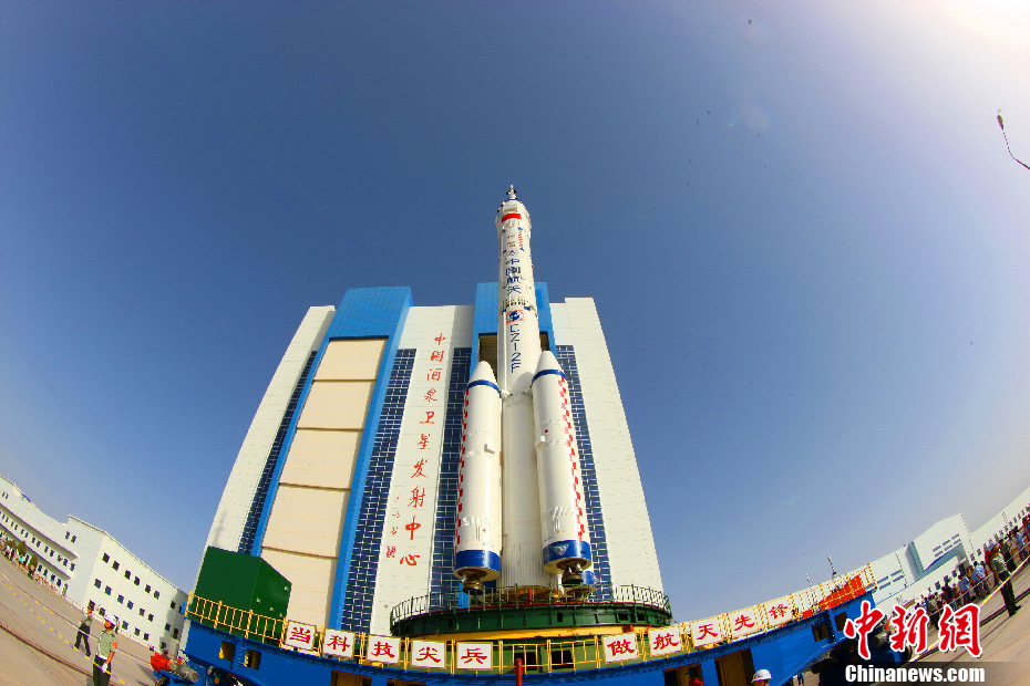 神舟十號飛船轉(zhuǎn)運至發(fā)射區(qū)(高清)