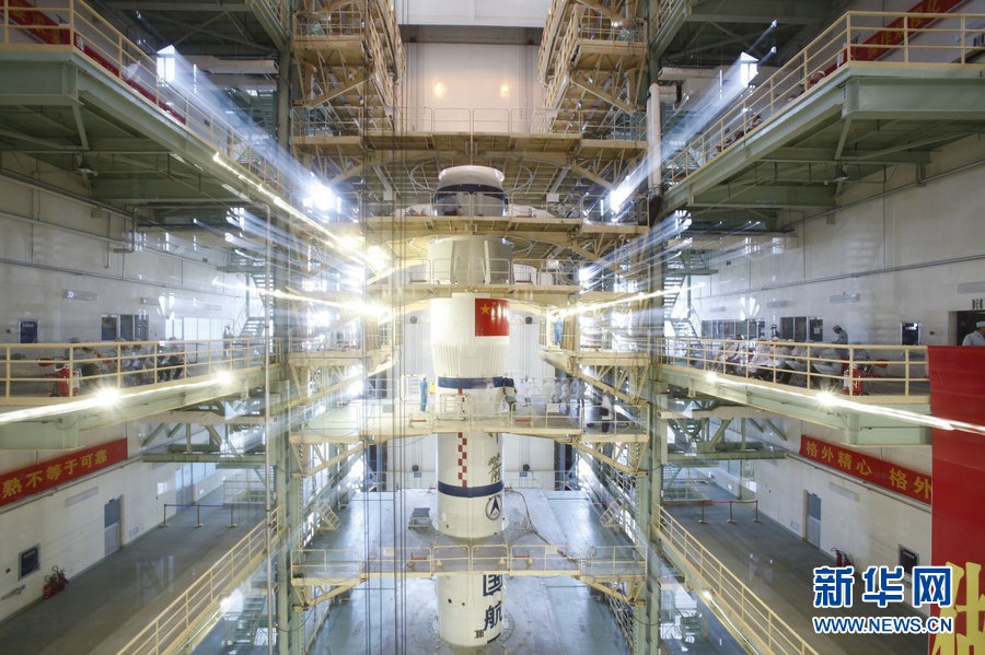 神舟十號飛船火箭組合體已垂直轉(zhuǎn)運(yùn)至發(fā)射架