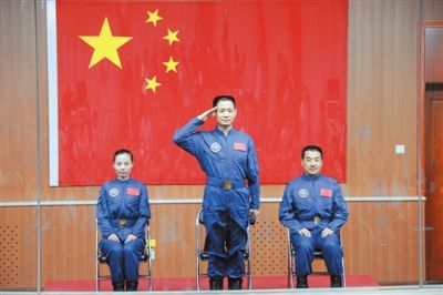 指令長聶海勝將手控交會對接 王亞平照料乘組生活