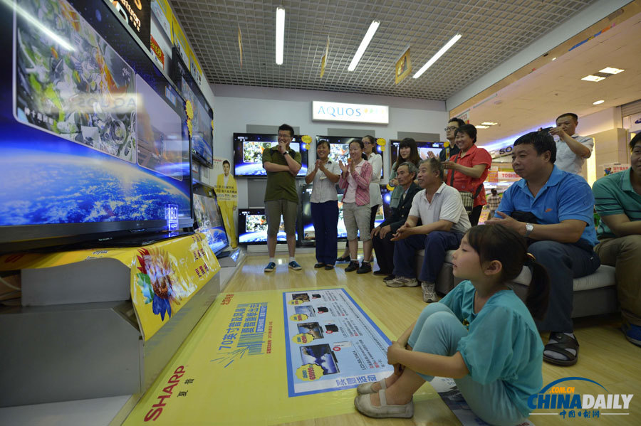 石家莊：市民觀看“神十”發(fā)射升空直播