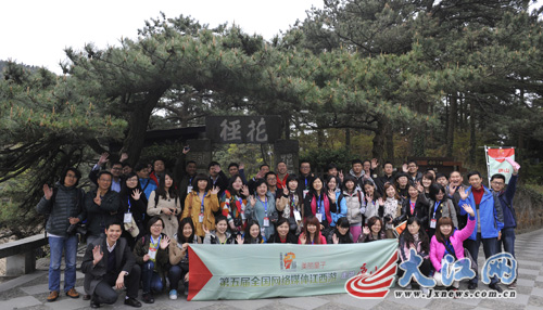 網(wǎng)媒記者在廬山花徑采風(fēng) 巧遇“桃花運”