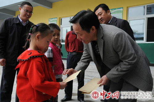 王圣發(fā)：情系職工的創(chuàng)新者