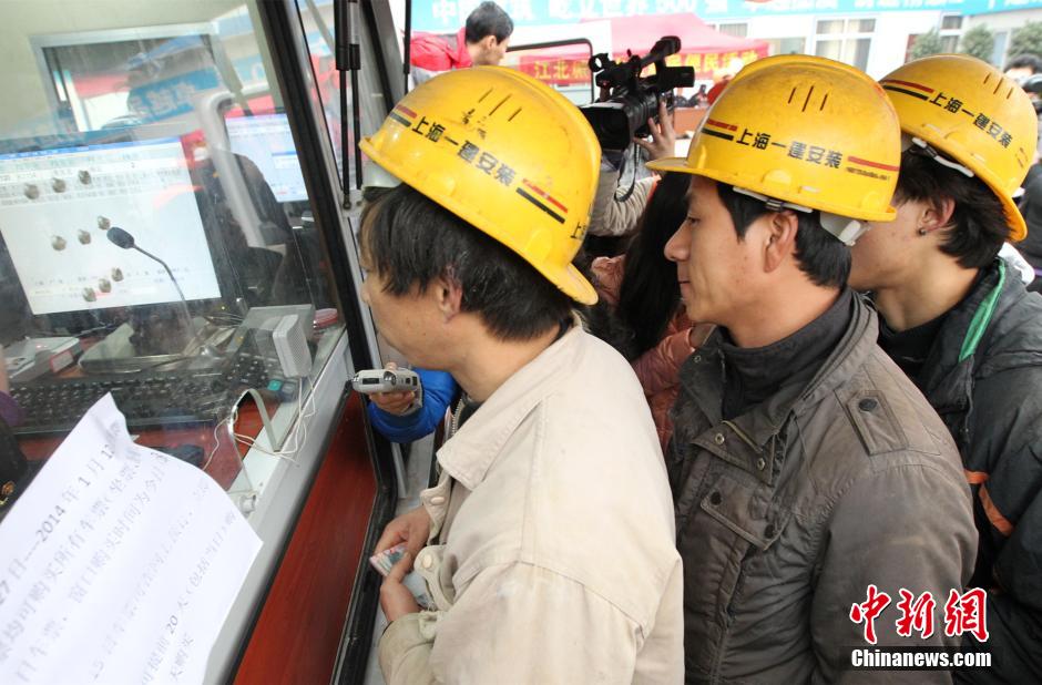 重慶火車(chē)站移動(dòng)售票車(chē)開(kāi)進(jìn)工地為農(nóng)民工現(xiàn)場(chǎng)售票