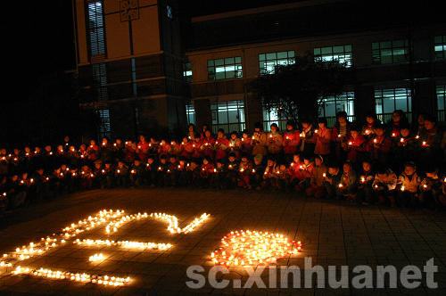 都江堰向峨小學(xué)師生為海地地震災(zāi)區(qū)兒童祈福