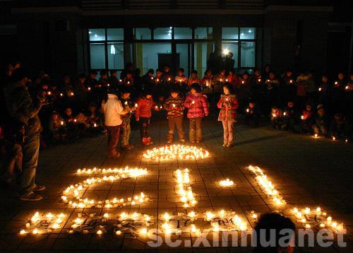 都江堰向峨小學(xué)師生為海地地震災(zāi)區(qū)兒童祈福