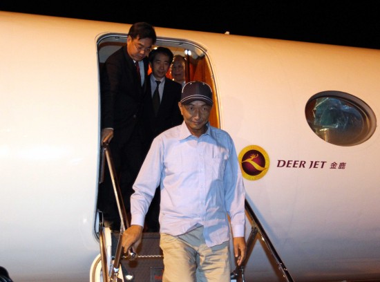 我國(guó)漁船船長(zhǎng)詹其雄返福州 外交部部長(zhǎng)助理迎接