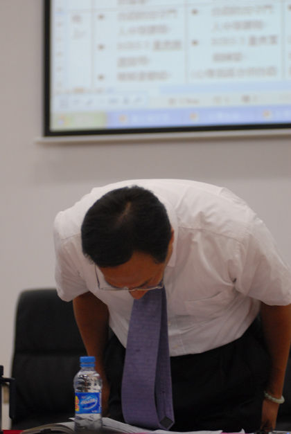 郭臺(tái)銘赴富士康遭圍堵 就跳樓事件鞠躬致歉(圖)