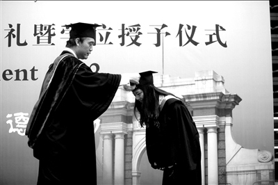 清華校長(zhǎng)畢業(yè)講話舌尖體 蔣方舟謝清華矯正思想