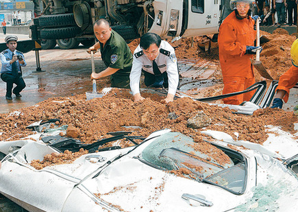 深圳官員車禍現(xiàn)場(chǎng)刨土救人被指作秀