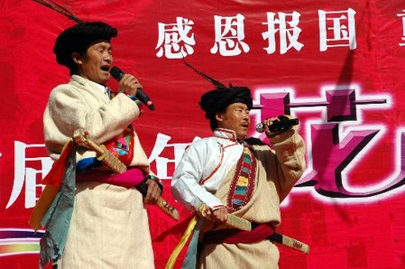 四川羌族群眾喜慶地震災(zāi)后首個(gè)羌?xì)v新年