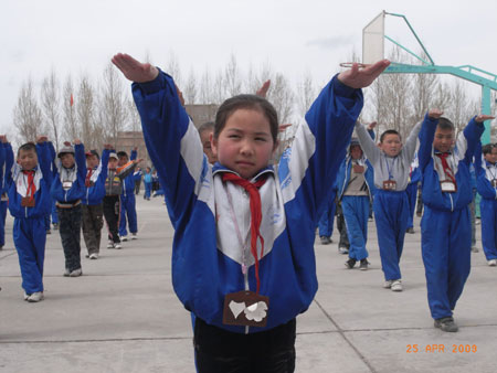 新疆和布克賽爾蒙古自治縣把江格爾舞蹈融入小學(xué)體育教育