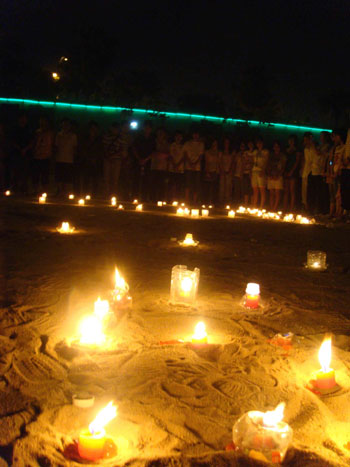 福建大學生自發(fā)紀念汶川地震遇難同胞