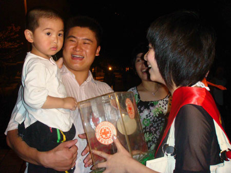 福建大學生自發(fā)紀念汶川地震遇難同胞