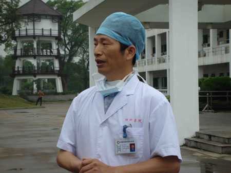 福州肺科醫(yī)院調(diào)集省內(nèi)知名兒科專家對患者蹲點(diǎn)治療