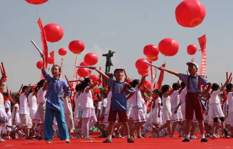 云南聶耳音樂廣場萬人齊唱中華人民共和國國歌