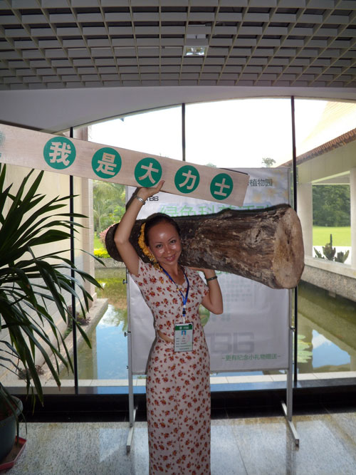 版納植物園開(kāi)展“我是大力士”科普活動(dòng)吸引眾多游客