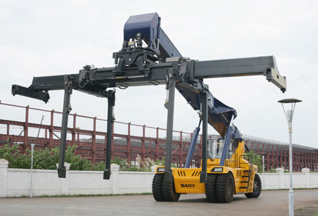 三一世界最大正面吊銷往美國 科技創(chuàng)新?lián)屨际袌?chǎng)金鑰匙