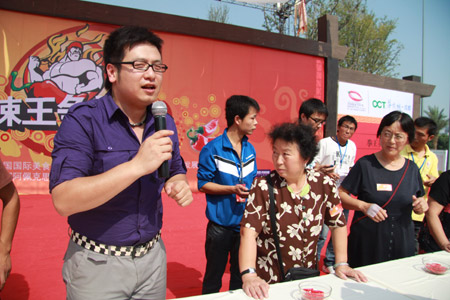 名主持現(xiàn)身辣王爭霸賽，舌頭辣腫！