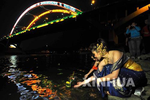 泰國留學(xué)生梧州過水燈節(jié)