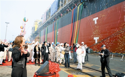 世界最大海上浮式生產(chǎn)儲油船在大連命名