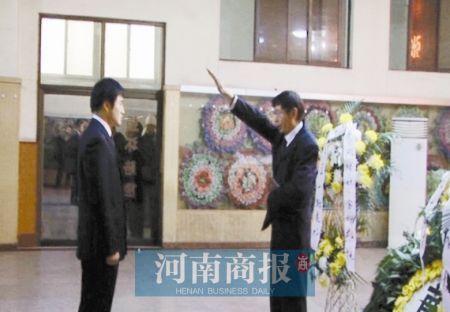 新郎與逝去新娘在殯儀館內(nèi)舉行結(jié)婚典禮(圖)