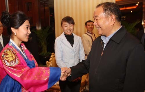 王樂(lè)泉會(huì)見(jiàn)全國(guó)民族團(tuán)結(jié)進(jìn)步模范事跡報(bào)告團(tuán)