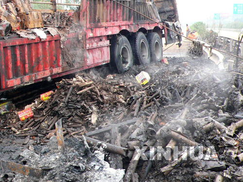 桂柳高速一運(yùn)輸煙花爆竹大貨車燃燒