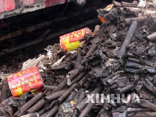 桂柳高速一運(yùn)輸煙花爆竹大貨車燃燒