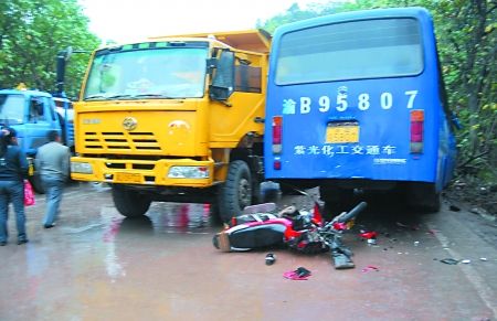 交通車上班途中撞貨車 29人受傷1人死亡