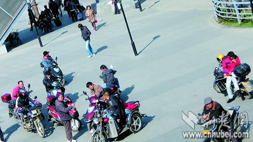 武昌站前黑車猖獗 管理人員與黑車主熟絡(luò)