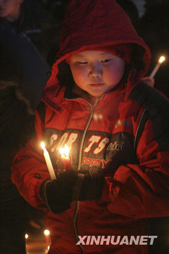 鶴崗數(shù)百名群眾自發(fā)悼念新興煤礦遇難礦工