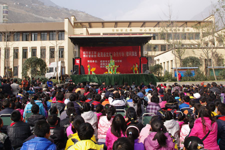 四川省文聯(lián)、四川省雜協(xié)組團(tuán)赴汶川慰問(組圖)