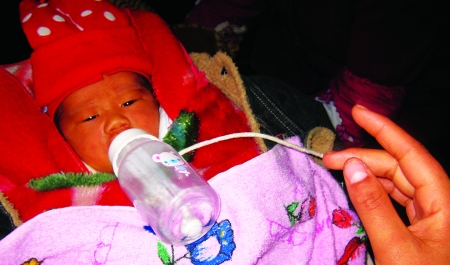 這對網(wǎng)戀情人 2500元賣親生兒