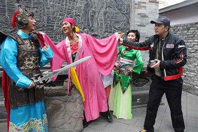 成都草根劇組開(kāi)拍山寨《三槍》玩寂寞