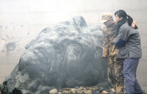 話劇《淪陷》在南京大屠殺紀念館廣場上演