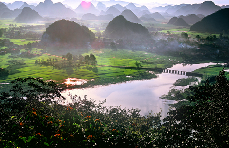 云南文山丘北普者黑：水上田園映池塘