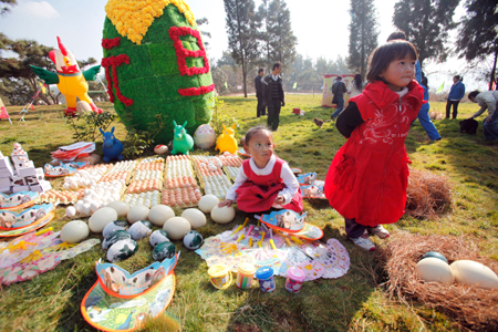 云南野生動物園:狒狒馬來熊玩尋蛋游戲
