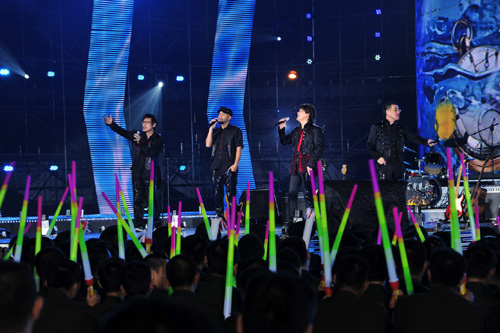 “歡樂(lè)中國(guó)行——魅力海航”大型演唱會(huì)在海口舉行