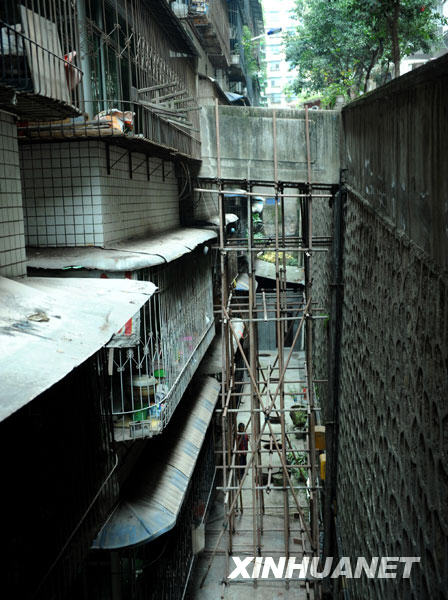 奉節(jié)“樓裂裂”已有5人被批捕 挖出原鎮(zhèn)長(zhǎng)受賄