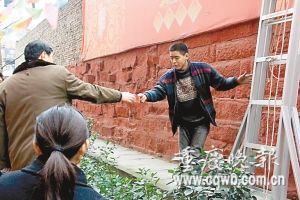 重慶一高樓飄下數(shù)十張百元鈔票引百人爭搶(圖)