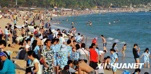 海南：冬日陽(yáng)光“醉”游人