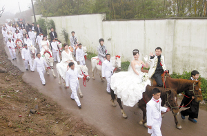 16名男女騎馬護(hù)駕 帥哥迎娶博士新娘