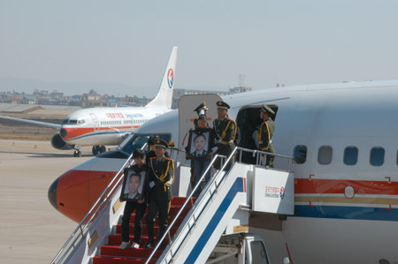 東航班機(jī)載云南赴海地維和警察回歸故里