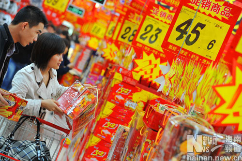 海口各大超市紛紛舉行年貨大促銷(xiāo)活動(dòng)