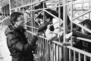 蘇州一車(chē)票代售處給排隊(duì)者設(shè)鐵籠稱(chēng)防插隊(duì)(圖)